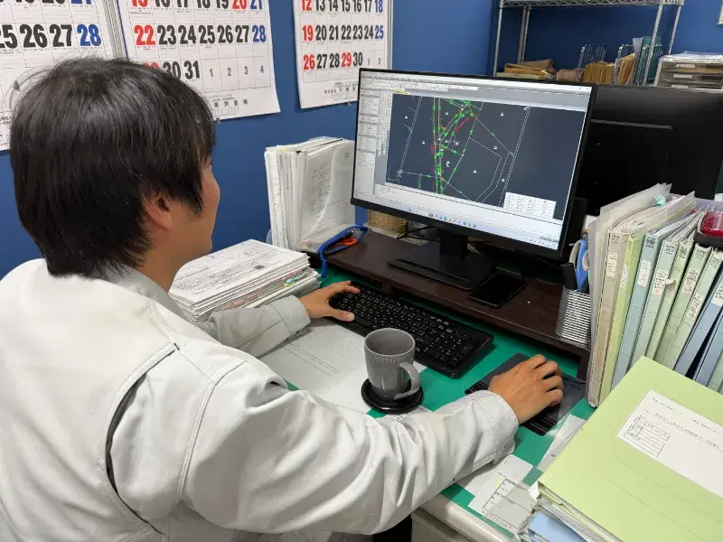 未経験OK｜年収400万～｜賞与年3回｜土日祝休み｜土地の境界を測る測量スタッフ｜正社員