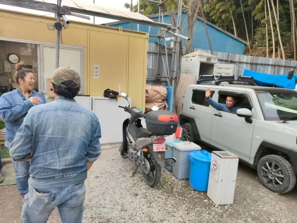 仕事が終わった人から帰宅○