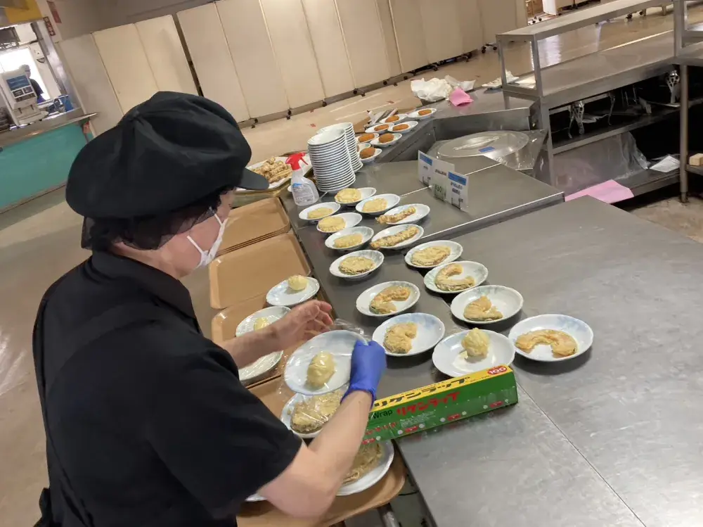 公的機関の社員食堂の簡単盛付スタッフ