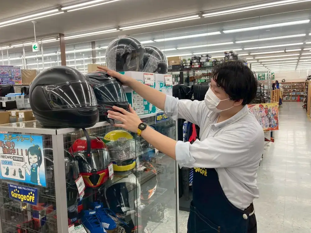 タイヤやカーナビ等の買取・接客スタッフ